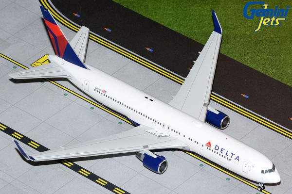 Boeing 767-300ER Delta Air Lines N1201P Scale 1/200