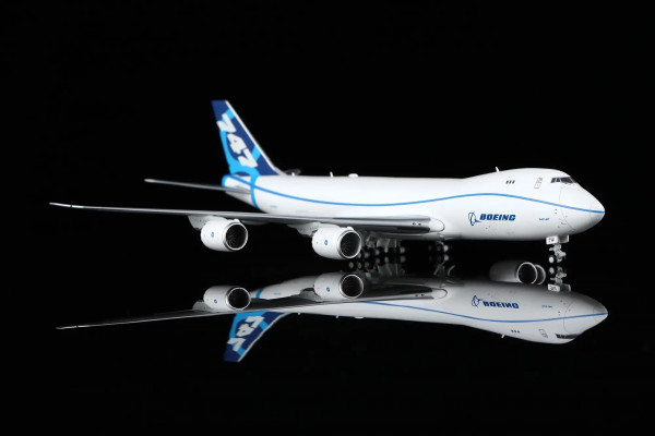 HX Models Boeing 747-8F House Color 1:400 Modellflugzeug