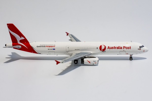 Airbus A321-200P2F Qantas Freight "The World's First Airbus A321P2F" VH-ULD Scale 1/400