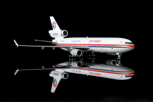 HX Models McDonnell Douglas MD-11 China Eastern Interactive B-2175 1:400 Modellflugzeug