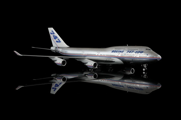 SQ Wings Boeing 747-400 House Color Flaps Down N401PW 1:200 Modellflugzeug