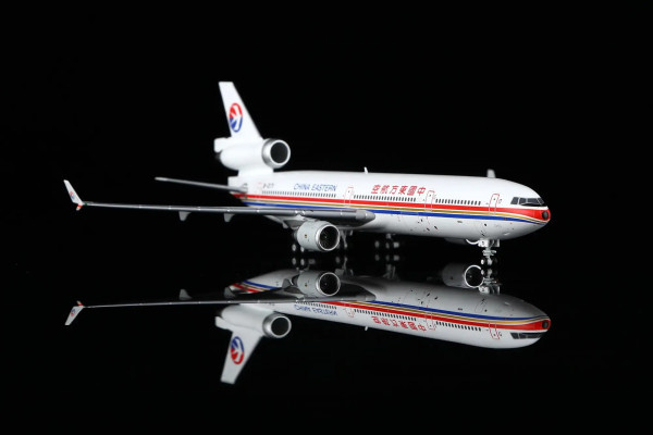 HX Models McDonnell Douglas MD-11 China Eastern Flaps Down B-2171 1:400 Modellflugzeug