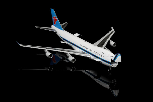 SQ Wings Boeing 747-400F China Southern B-2461 1:200 Modellflugzeug