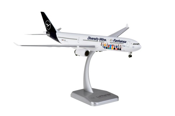 Limox Airbus A330-300 Lufthansa "DIVERSITY WINS: FANHANSA" D-AIKQ 1:200 Modellflugzeug