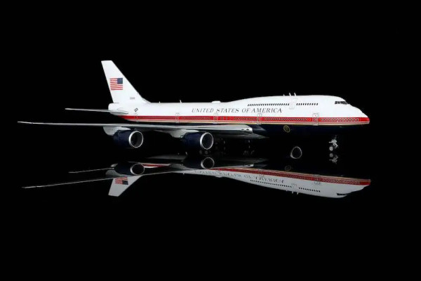 SQ Wings Boeing 747-8 U.S. Air Force One 30000 1:200 Modellflugzeug