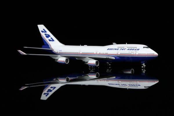HX Models Boeing 747-400 House Color Flaps Down N747ER 1:400 Modellflugzeug