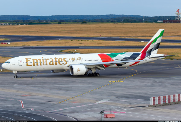 PPC Boeing 777-300ER Emirates "UAE Flag" A6-EQH 1:200 Modellflugzeug