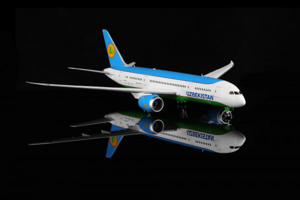 SQ Wings Boeing 787-8 Uzbekistan UK78701 1:200 Modellflugzeug