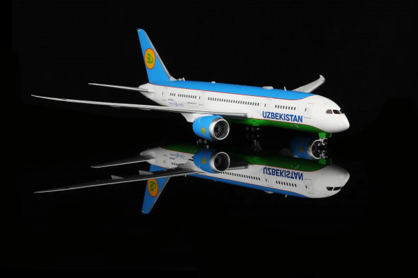 SQ Wings Boeing 787-8 Uzbekistan UK78706 1:200 Modellflugzeug
