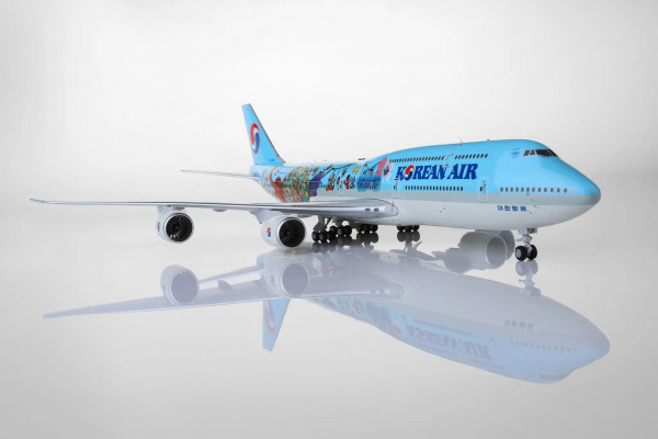 SQ Wings Boeing 747-8 Korean "Childrens Painting" Flaps Down HL7630 1:200 Modellflugzeug