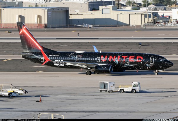Boeing 737-800 United Airlines "Star Wars" N36272 Scale 1/200