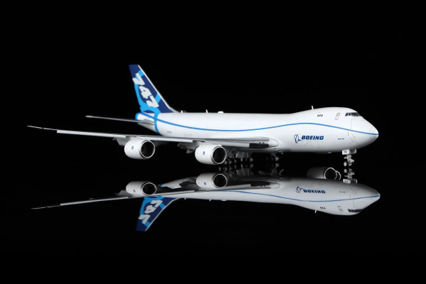 HX Models Boeing 747-8F House Color Flaps Down 1:400 Modellflugzeug