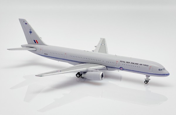 Boeing 757-200 Royal New Zealand Air Force NZ7571 Scale 1/400