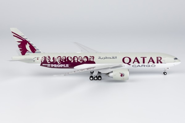 NG Model Boeing 777-200F Qatar Cargo Moved by People cs A7-BFG 1:400 Modellflugzeug