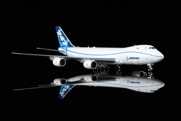 HX Models Boeing 747-8F House Color Interactive 1:400 Modellflugzeug