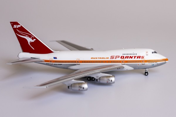 Boeing 747SP Qantas named "City of Gold Coast - Tweed" VH-EAA Scale 1/400