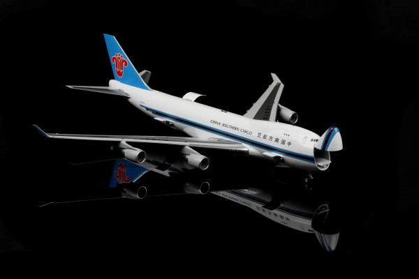 SQ Wings Boeing 747-400F China Southern B-2473 1:200 Modellflugzeug