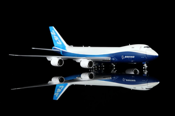 HX Models Boeing 747-8F House Color Interactive 1:400 Modellflugzeug