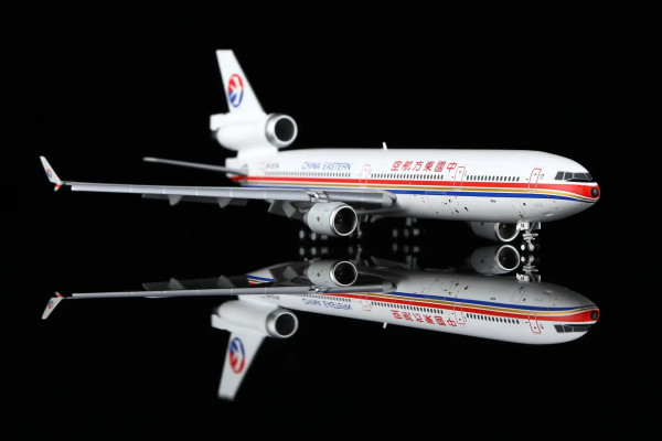 HX Models McDonnell Douglas MD-11 China Eastern Flaps Down B-2174 1:400 Modellflugzeug