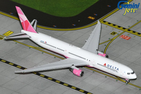 GeminiJets Boeing 767-400ER Delta "Evelyn H. Lauder" breast cancer N845MH 1:400 Modellflugzeug