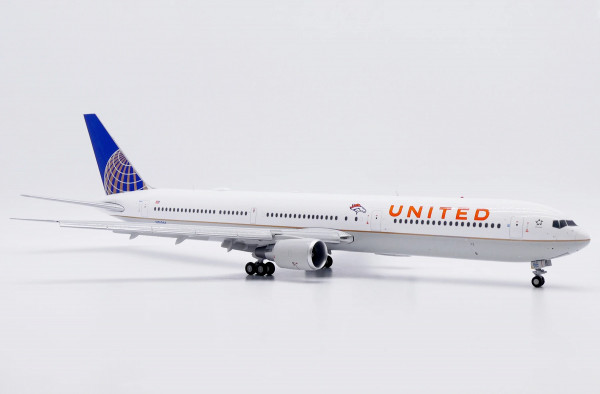 JC Wings Boeing 767-400ER United "Denver Broncos" Flaps Down N76064 1:200 Modellflugzeug