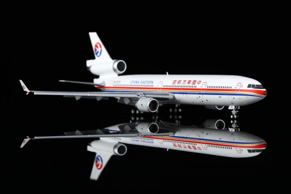 HX Models McDonnell Douglas MD-11 China Eastern Flaps Down B-2173 1:400 Modellflugzeug