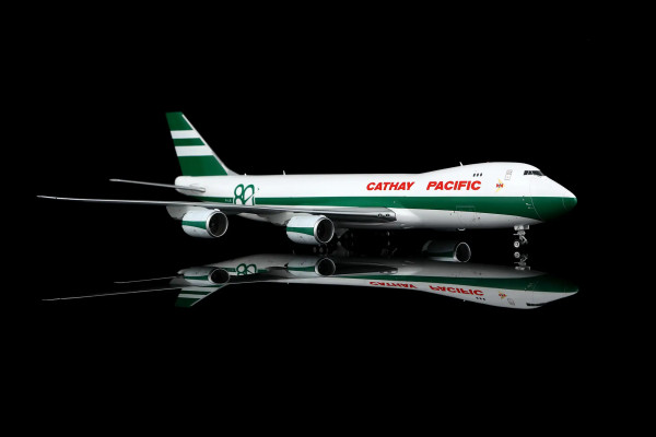 SQ Wings Boeing 747-8F Cathay Pacific Cargo "80th Anniversary Retro" Flaps Down B-LJE 1:200 Modellflugzeug