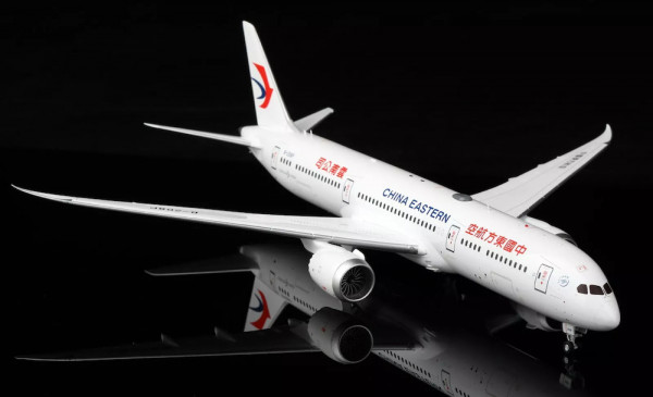 SQ Wings Boeing 787-9 China Eastern B-208P 1:200 Modellflugzeug