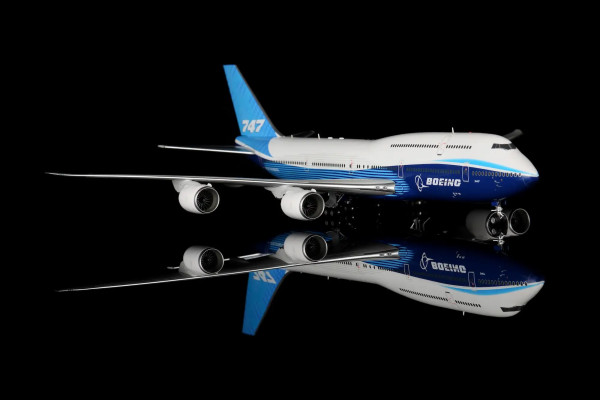 SQ Wings Boeing 747-8 House Color "Dreamliner" 1:200 Modellflugzeug