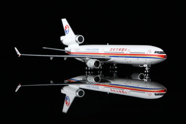 HX Models McDonnell Douglas MD-11 China Eastern B-2173 1:400 Modellflugzeug