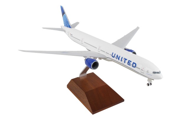 SkyMarks Boeing 777-300 United with Wood Stand N2749U 1:200 Modellflugzeug